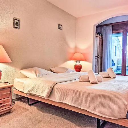 Victoria 1c0 By Interhome